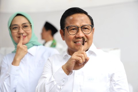 Cawapres nomor urut 01 Muhaimin Iskandar bersama keluarga memberikan suara Pemilu 2024 di TPS 023, Kemang, Jakarta Selatan, Rabu (14/2/2024).   Foto: Iqbal Firdaus/kumparan
