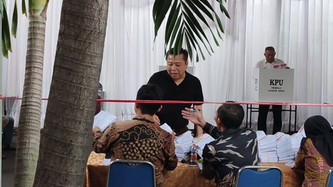 Narapidana kasus korupsi, Setya Novanto memberikan suara Pemilu 2024 di Lapas Sukamiskin, Kota Bandung, pada Rabu (14/2/2024). Foto: Rachmadi Rasyad/kumparan