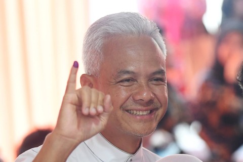 Calon presiden nomor urut 3 Ganjar Pranowo menunjukkan jari kelingkingnya usai mencoblos di TPS 11 Lempongsari, Semarang, Jawa Tengah, Rabu (14/2/2024). Foto: Akbar Nugroho Gumay/ANTARA FOTO