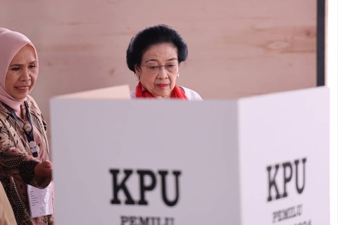 Megawati Soekarnoputri memberikan suara di TPS 053 Kebagusan, Jakarta, Rabu (14/2/2024). Foto: Dok. PDIP