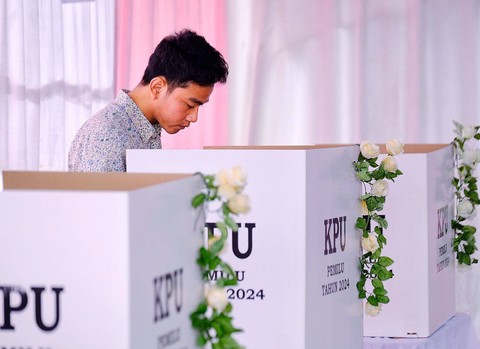 Cawapres 02 Gibran Rakabuming Raka dan istrinya, Selvi Ananda, menggunakan hak pilihnya di TPS 34, Kelurahan Manahan, Kecamatan Banjarsari Kota Solo, pada Rabu (14/2/2024). Foto: Dok. Istimewa