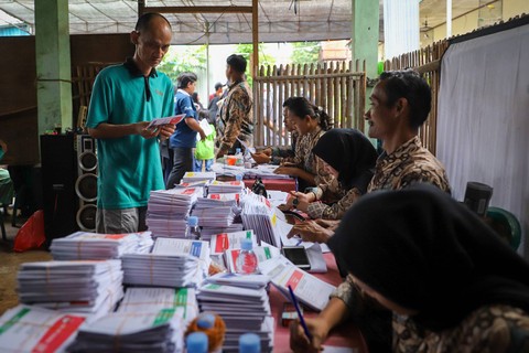 Pasien Yayasan Jamrud Biru ikut mencoblos pada Pemilu 2024 di TPS 045 Bekasi, Jawa Barat, Rabu (14/2/2024). Foto: Iqbal Firdaus/kumparan