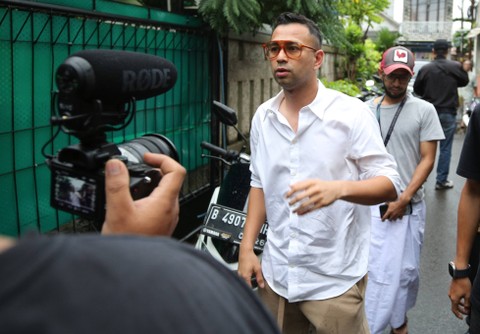 Pasangan artis Raffi Ahmad dan Nagita Slavina saat nyoblos di TPS Cinere, Jawa Barat, Rabu, (14/2/2024). Foto: Agus Apriyanto