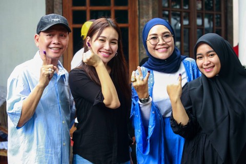 Artis Ayu Ting Ting bersama keluarga saat mencoblos di kawasan Depok, Jawa Barat, Rabu (14/2/2024). Foto: Dok. Agus Apriyanto