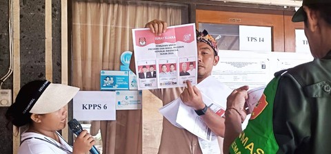 Proses perhitungan suara di TPS 14, Balai Banjar Pengayehan, Desa Cemagi, Kecamatan Mengwi, Kabupaten Badung, Bali, Rabu (14/2/2024). Foto: Denita BR Matondang/kumparan