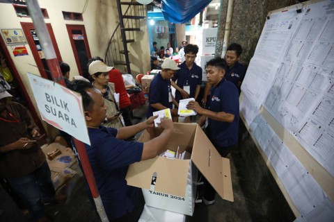 Petugas KPPS di kawasan Kebon Melati, Tanah Abang, Jakarta, menghitung surat suara pemilu 2024, Rabu (14/2/2024). Dok: Aditia Noviansyah/kumparan