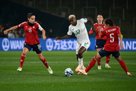 Racheal Kundananji pemain wanita yang baru gabung Bay FC (tengah). Foto: Saeed Khan/AFP