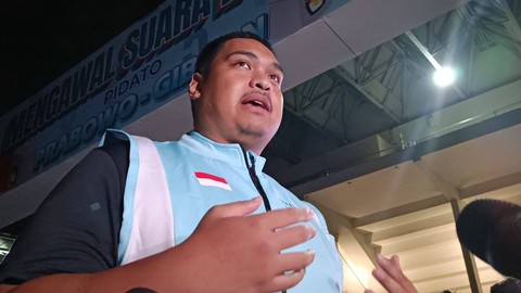 Menpora RI, Dito Ariotedjo, saat diwawancarai wartawan usai tiba di Istora Senayan, Jakarta Pusat, Rabu (14/2/2024). Foto: Fadhil Pramudya/kumparan