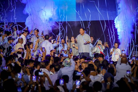 Capres 02 Prabowo Subianto didampingi cawapres Gibran Rakabuming Raka berjoget usai pidato kemenangan Pemilihan Presiden 2024 versi quick count di Istora Senayan, Jakarta, Rabu (14/2/2024). Foto: Jamal Ramadhan/kumparan