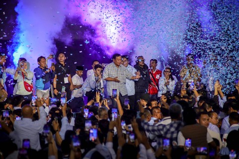 Capres 02 Prabowo Subianto berjoget usai pidato kemenangan Pemilihan Presiden 2024 versi quick count di Istora Senayan, Jakarta, Rabu (14/2/2024). Foto: Jamal Ramadhan/kumparan