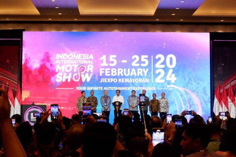 Presiden Joko Widodo membuka pameran IIMS 2024 di JiExpo Kemayoran, Jakarta, Kamis (15/2/2024). Foto: Aditya Pratama Niagara/kumparan