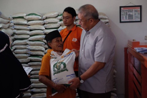 Bulog kembali menyalurkan bantuan pangan beras setelah disetop sementara, Kantor Pos Sukasari, Kota Bogor, Kamis (15/2/2024). Foto: Bulog