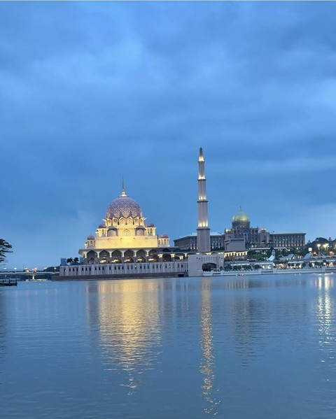 Pemandangan saat naik cruise di Putrajaya, Malaysia. Foto: Andrian Gilang Khrisnanda/kumparan
