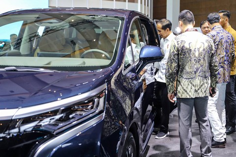 Presiden Joko Widodo mengunjungi booth pameran otomotif Indonesia International Motor Show atau IIMS 2024 di JIExpo Kemayoran, Jakarta, Kamis (15/2/2024). Foto: Iqbal Firdaus/kumparan