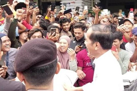 Presiden Jokowi disambut riuh dukungan saat meninjau pasokan beras di Cipinang, Kamis (15/2/2024). Foto: Nadia Riso/kumparan