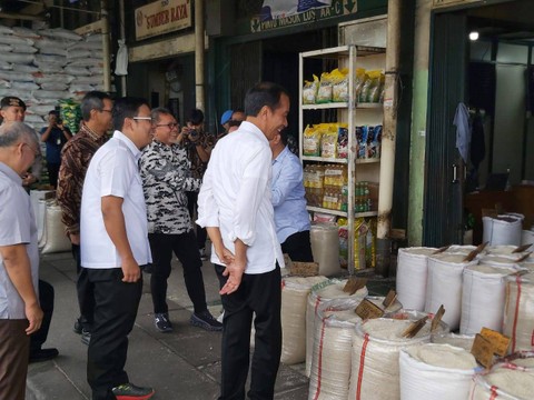 Presiden Jokowi ditemani Menteri Perdagangan Zulkifli Hasan dan Kepala Bapanas Arif Prasetyo meninjau pasokan beras di Pasar Induk Beras Cipinang. Foto: Nadia Riso/kumparan