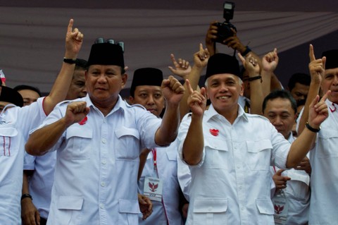 Prabowo Subianto (kiri) dan pasangannya Hatta Rajasa (kanan) melambaikan tangan kepada para pendukungnya saat kampanye di Jakarta pada tanggal 22 Juni 2014. Foto: Romeo Gacad/AFP