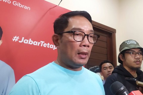 Ketua TKD Jabar Prabowo-Gibran, Ridwan Kamil, saat memberi keterangan soal kemenangan Prabowo-Gibran di Sekretariat TKD Jabar, Kota Bandung pada Kamis (15/2/2024). Foto: Rachmadi Rasyad/kumparan