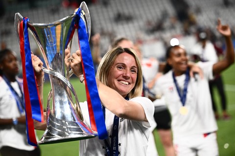 Pelatih Lyon asal Prancis Sonia Bompastor mengangkat trofi pemenang setelah timnya memenangkan pertandingan sepak bola Final Liga Champions Wanita UEFA. Foto: Marco Bertorello/AFP