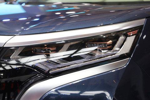 Tampilan mobil BYD Denza 09 di IIMS 2024, JIExpo, Kemayoran, Jakarta, Kamis (15/2/2024). Foto: Iqbal Firdaus/kumparan