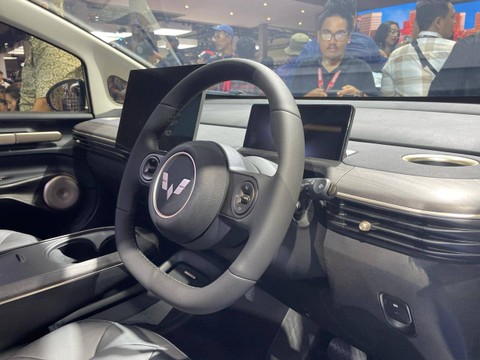 Wuling Motors memperkenalkan mobil listrik Wuling CloudEV dalam gelaran IIMS 2024 Kemayoran, Jakarta (15/2/2024). Foto: Sena Pratama/kumparan