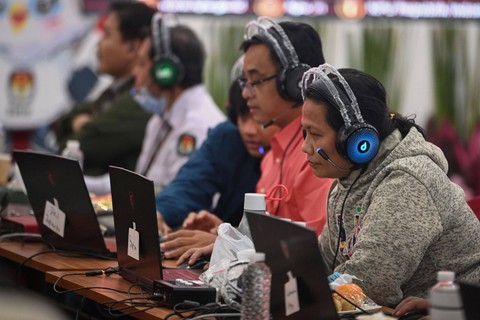 Sejumlah petugas melakukan supervisi (pemeriksaan dan pengawasan) rekapitulasi suara Pemilu 2024 secara daring di Kantor KPU, Jakarta, Kamis (15/2/2024). Foto: Aditya Pradana Putra/Antara Foto