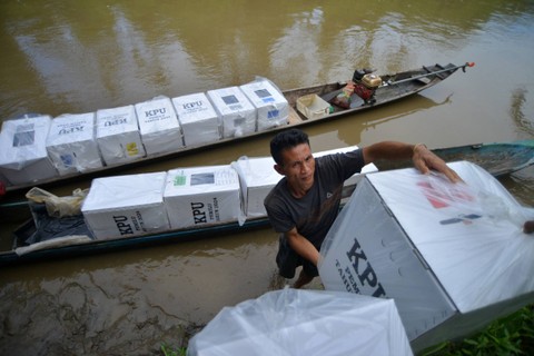 Warga memindahkan logistik Pemilu 2024 dari pompong (perahu mesin tempel) di pedalaman Desa Madobag, Siberut Selatan, Kabupaten Kepulauan Mentawai, Sumatera Barat, Kamis (15/2/2024). Foto: Iggoy el Fitra/ANTARA FOTO