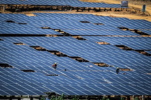 Pekerja menyelesaikan pembangunan Pembangkit Listrik Tenaga Surya (PLTS) untuk Ibu Kota Negara (IKN) Nusantara di Penajam Paser Utara, Kalimantan Timur, Kamis (15/2/2024). Foto: Rivan Awal Lingga/ANTARA FOTO