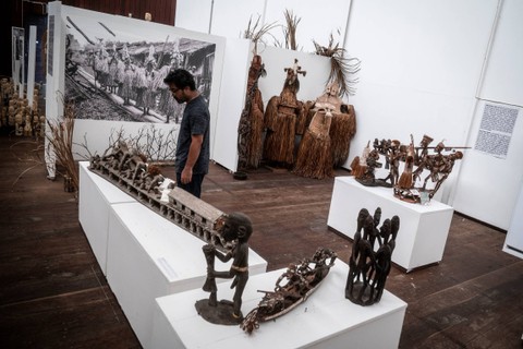 Seorang pengunjung melihat koleksi Museum Kebudayaan dan Kemajuan Asmat di Distrik Agats, Kabupaten Asmat, Papua Selatan, Kamis (15/2/2024). Foto: Aprillio Akbar/ANTARA FOTO