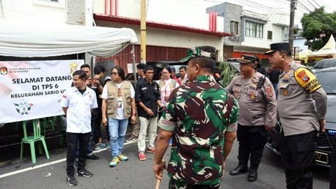 Kapolda Sulawesi Utara (Sulut), Irjen Pol Yudhiawan saat meninjau proses pemungutan suara di TPS.