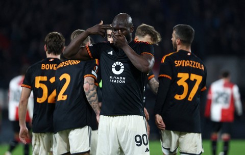 Selebrasi gol Romelu Lukaku saat Feyenoord Rotterdam vs AS Roma dalam laga playoff Liga Europa 2023/24 di Stadion Feyenoord, Belanda, pada Jumat (16/2) dini hari WIB. Foto: REUTERS/Yves Herman