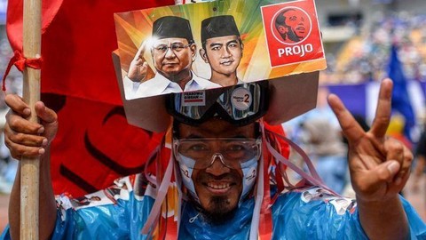 Seorang Pro Joko Widodo (Projo) yang menjadi relawan capres nomor urut 02 saat mengikuti kampanye di Stadion Gelora Bandung Lautan Api di Gedebage, Bandung, Jawa Barat, Kamis (8/2).