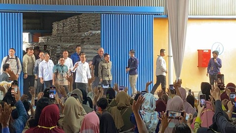 Presiden Joko Widodo berkunjung ke Gudang Bulog Cibitung, Kabupaten Bekasi, Jumat (16/2). Foto: Zamachsyari/kumparan