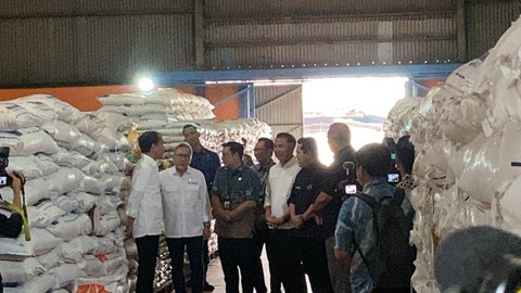 Presiden Joko Widodo berkunjung ke Gudang Bulog Cibitung, Kabupaten Bekasi, Jumat (16/2). Foto: Zamachsyari/kumparan