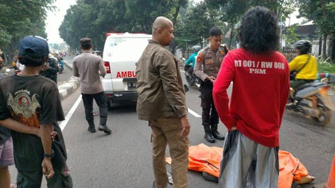Pria ditemukan tewas usai diduga lompat dari Flyover Ragunan arah Pasar Rebo kawasan Tanjung Barat, Jumat (16/2). Foto: Dok. Istimewa