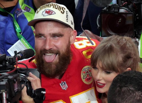 Travis Kelce dari Kansas City Chiefs merayakan bersama rekannya Taylor Swift setelah Kansas City Chiefs memenangkan Super Bowl LVIII. Foto: REUTERS/Carlos Barria