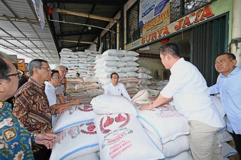 Presiden  Joko Widodo  saat mengunjungi ke  Pasar  Induk  Beras  Cipinang  (PIBC), Kamis  (15/2).