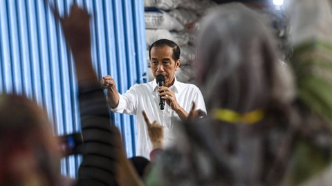 Presiden Joko Widodo berdialog dengan warga saat meninjau persedian beras serta menyerahkan bantuan pangan beras cadangan pangan pemerintah kepada Keluarga Penerima Manfaat (KPM) di gudang Bulog. Foto: ANTARA FOTO/Muhammad Adimaja