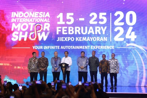 Pembukaan The 31th Indonesia International Motor Show (IIMS) 2024 oleh Presiden Republik Indonesia, Joko Widodo (keempat dari kiri), Kamis (15/2/2024). Foto: PLN