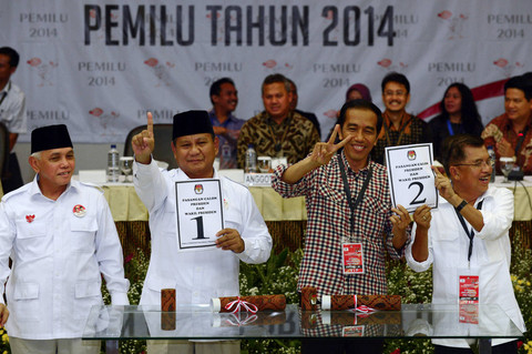 Calon presiden Indonesia Prabowo Subianto dan pasangannya Hatta Rajasa (Kiri) bersama Joko Widodo dan pasangannya Jusuf Kalla pada upacara di KPU pada 1 Juni 2014 di Jakarta menjelang kampanye pemilihan presiden. Foto: AFP / ROMEO GACAD