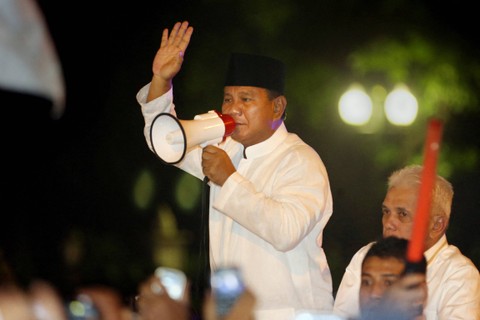 Kandidat presiden Prabowo Subianto (tengah), bersama pasangannya Hatta Rajasa berbicara kepada para pendukungnya dalam rapat umum di luar Gedung Mahkamah Konstitusi di Jakarta pada tanggal 25 Juli 2014. Foto: AFP