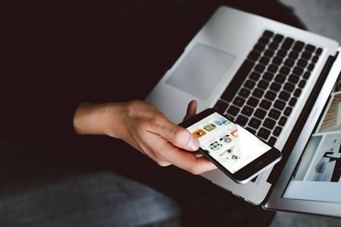 Ilustrasi Tips Menghemat Penggunaan Data Seluler di Handphone. Foto: dok. Unsplash/Lilly Rum