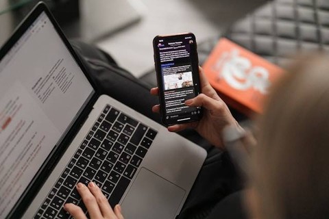 Ilustrasi Tips Menghemat Penggunaan Data Seluler di Handphone. Foto: dok. Unsplash/Maxim Ilyahov
