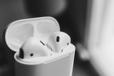 Ilustrasi Tips Memilih Earphone atau Headphone yang Sesuai untuk Handphone. Foto: dok. Unsplash/Howard Bouchevereau