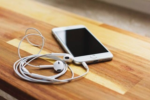 Ilustrasi Tips Memilih Earphone atau Headphone yang Sesuai untuk Handphone. Foto: dok. Unsplash/freestocks