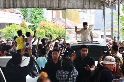 Capres 02, Prabowo Subianto melakukan ziarah ke makam keluarga Habib Ali Kwitang di Masjid Jami Al Riyadh Kwitang, Jakarta Pusat, Jumat (16/2). Foto: Dok. Istimewa