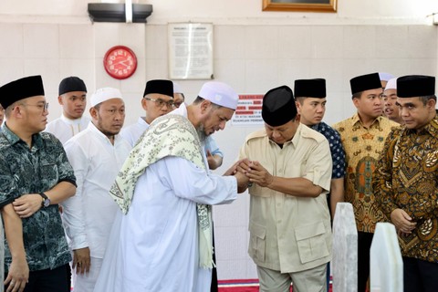 Capres 02, Prabowo Subianto melakukan ziarah ke makam keluarga Habib Ali Kwitang di Masjid Jami Al Riyadh Kwitang, Jakarta Pusat, Jumat (16/2). Foto: Dok. Istimewa