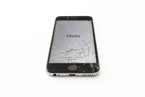 Ilustrasi Cara Memperbaiki Layar Retak pada Handphone. Sumber: Pexels/Greg Rosenke