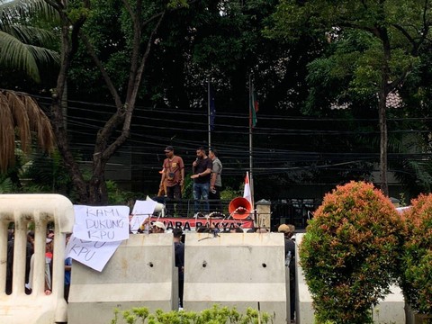 Unjuk rasa di depan kantor KPU RI, Jalan Imam Bonjol, Jakarta, Jumat (16/2/2024).  Foto: Luthfi Humam/kumparan