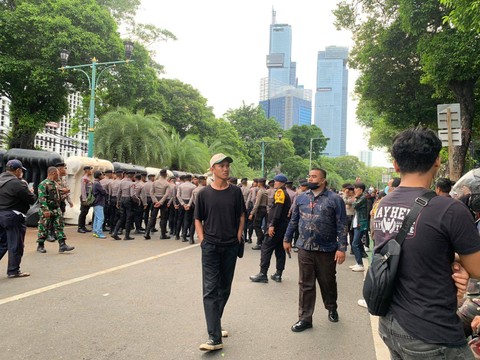 Unjuk rasa di depan kantor KPU RI, Jalan Imam Bonjol, Jakarta, Jumat (16/2/2024).  Foto: Luthfi Humam/kumparan